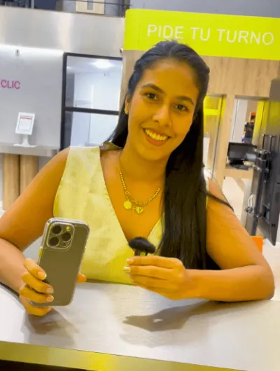 Clienta de Equis Mobile con su iPhone en la tienda de Pacific Center