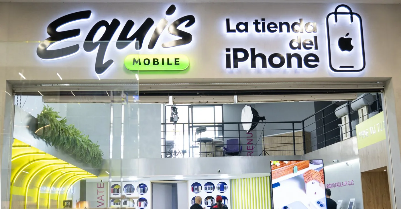 Fachada de la tienda Equis Mobile en Pacific Center, con el aviso La tienda del iPhone